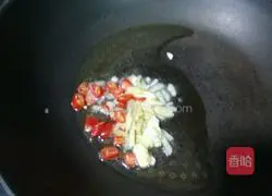 Illustration of how to make garlic water spinach 2