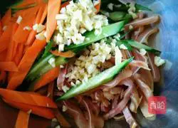 Illustration of how to mix red oil cucumber with ear shreds 4