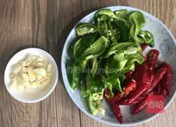 Illustration of how to make spicy stir-fried prunes 3