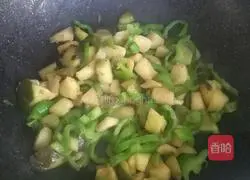 Illustration of how to stir-fry eggplant and green pepper 10