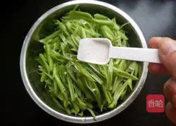 Illustration of how to make garlic water spinach stems 5