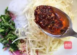 Illustration of how to mix cabbage with vermicelli 9