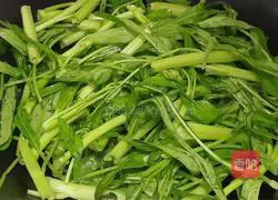 Illustration of how to make stir-fried water spinach 3