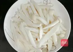 Illustration of how to stew tofu with tomatoes and white jade mushrooms 3