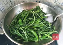 Illustration of how to make small potatoes and pickles 4