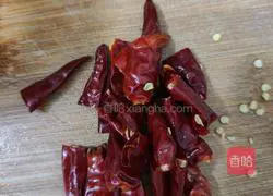 Illustration of how to make hand-shredded cabbage 3