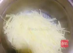 Illustration of how to make hot and sour shredded potatoes 1