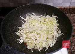 Illustration of how to stir-fry cabbage and vermicelli 8