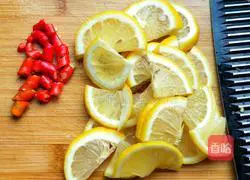 Illustration of how to make lotus root strips with lemon and pickled pepper 5