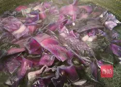 Stir-fried purple cabbage Illustrations of how to make dishes 10