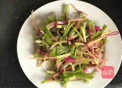 Illustration of how to make spinach roots in oyster sauce 1 