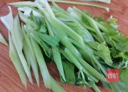 Illustration of how to stir-fry celery with minced garlic 2