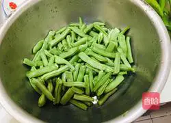 Illustration of how to make steamed braised noodles 4