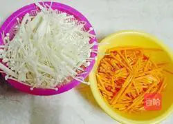 Illustration of how to stir-fry carrots and enoki mushrooms 1