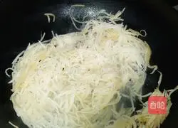 Illustration of how to stir-fry shredded radish with garlic sprouts 7