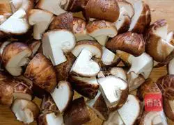 Illustration of how to stir-fry shiitake mushrooms and sea greens 2