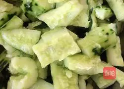 Illustration of how to make garlic cucumber 2