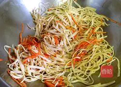 Illustration of how to stir-fry three shredded silkworms 5