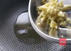 Illustration of how to make vegetables with garlic and oyster sauce 3