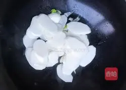 Illustration of how to stir-fry fungus with long yam 5