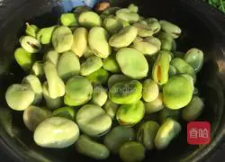 Illustration of how to make broad beans with chopped pepper 1