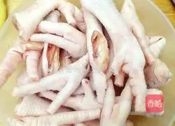 Illustration of soaking chicken feet 3