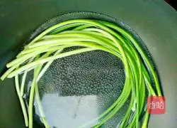 Illustration of how to make cold hand-shredded garlic 3