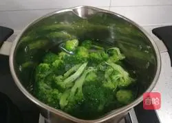 Illustration of how to make broccoli mixed with black fungus 8