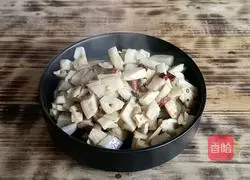 Illustration of how to make spicy lotus root dices 8