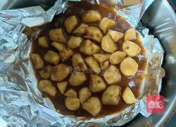 This way you can bake potatoes without adding a little oil, which is super healthy! Illustration of how to do it 6