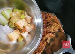 Illustration of how to cook deer tendons with green onions 10