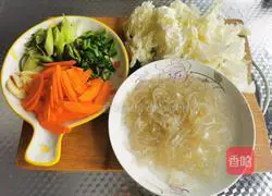 Illustration of how to make carrot and cabbage vermicelli 2
