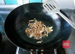 Illustration of how to make dry stir-fried beans 4 