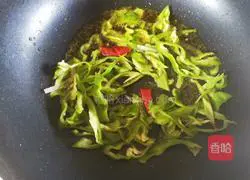 Illustration of how to make spicy carrot, green pepper and potato shreds 3