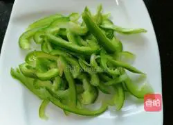 Illustration of how to stir-fry shredded carrots 4