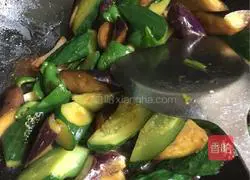 Illustration of how to cook eggplant with green pepper and cucumber 4