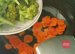 Illustration of how to cook carrots and broccoli 9
