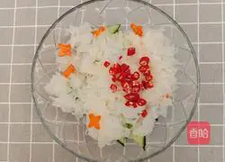 Illustration of how to make cucumber mixed with white fungus 5