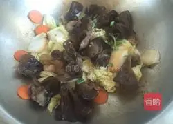 Illustration of how to make fried fungus with cabbage 6