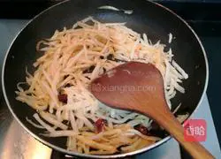 Illustration of how to stir-fry shredded radish 13