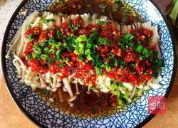 Illustration of how to make enoki mushrooms with chopped pepper 8