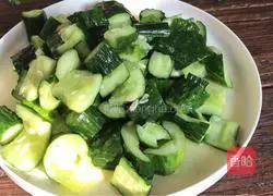 Illustration of how to shoot cucumbers 8