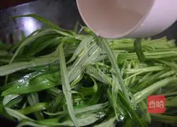 Illustration of how to make garlic water spinach 5