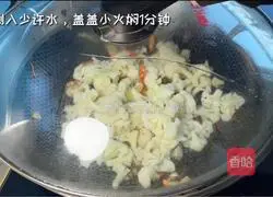 Illustration of how to stir-fry cauliflower with cumin 7