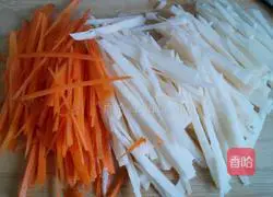 Illustration of how to make stir-fried shredded lotus root 1