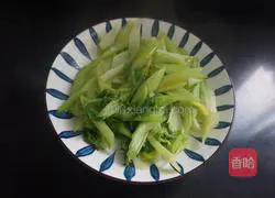 Illustration of how to make celery mixed with peach kernels 6