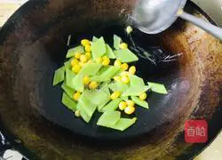 Illustration of how to stir-fry ginkgo with lettuce 8