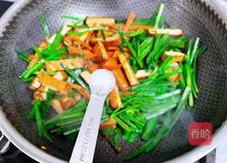 Illustration of how to stir-fry dried leeks 9