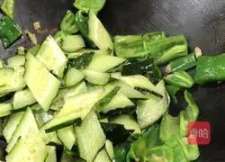 Illustration of how to stir-fry cucumbers with green pepper 7