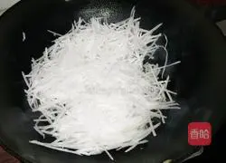 Illustration of how to stir-fry shredded radish with garlic sprouts 4